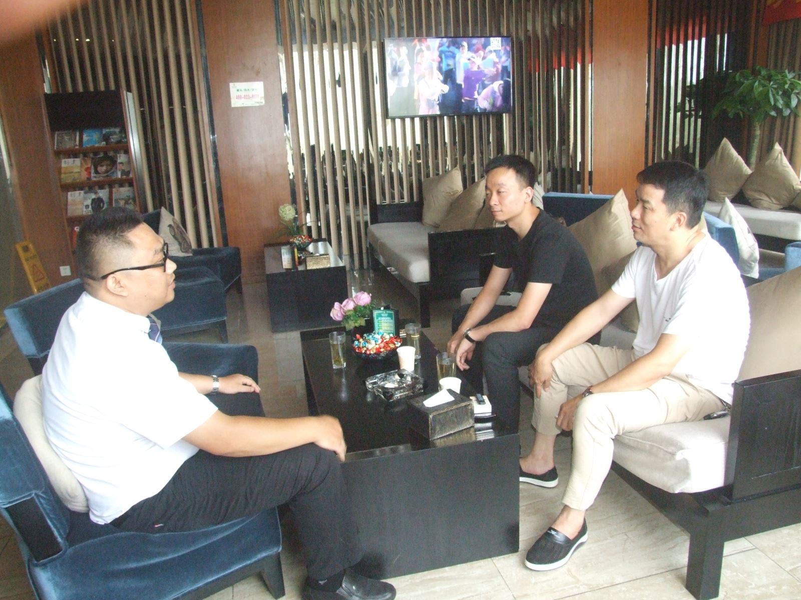 分管协会“外务部”工作的肖成云副会长带领客人走访协会单位会员门店