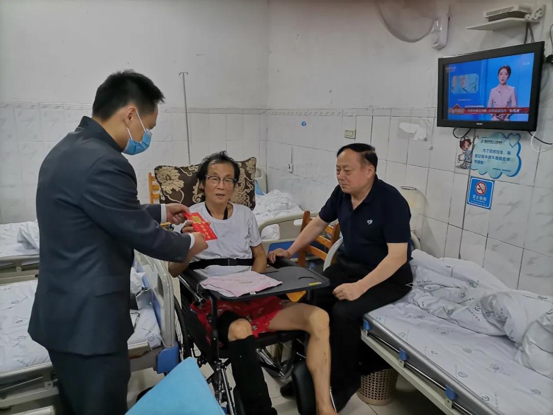 协会领导看望生病住院的会员同志