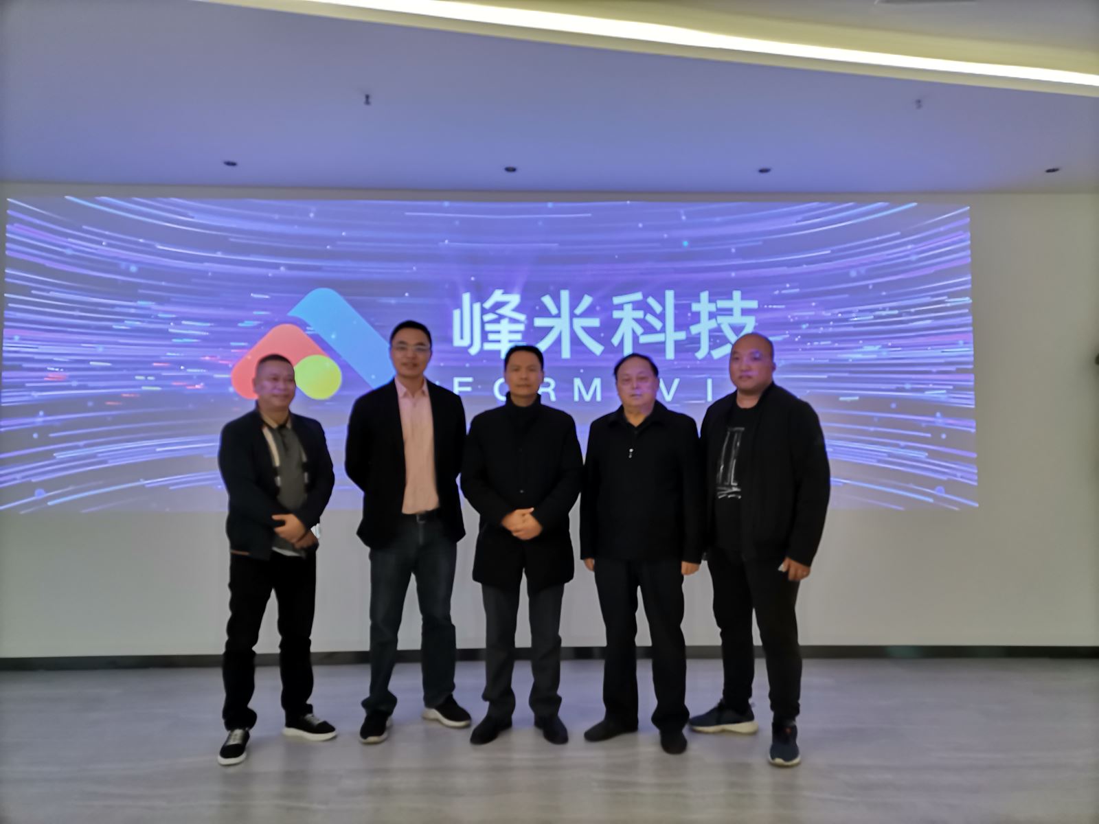 协会领导参观峰米科技智能产品展示