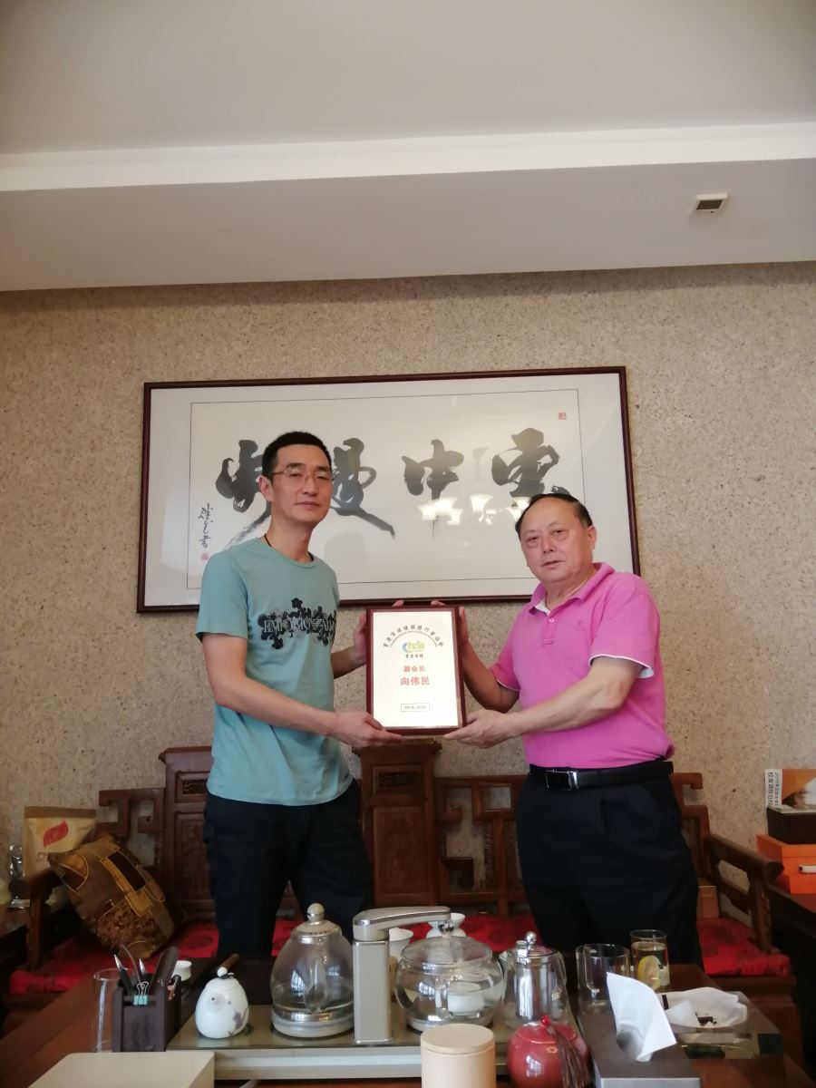 党支部书记薛建泰走访副会长单位访云中漫步健康管理公司