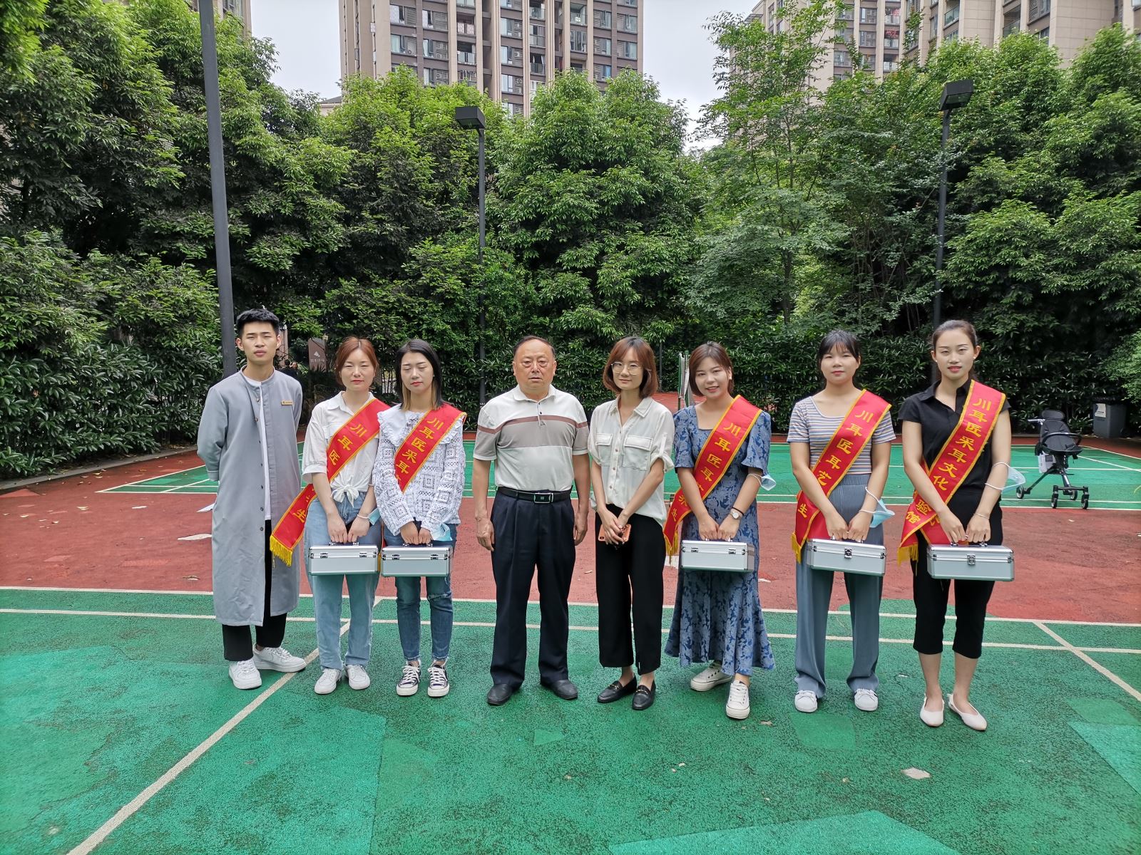 协会走进社区服务群众