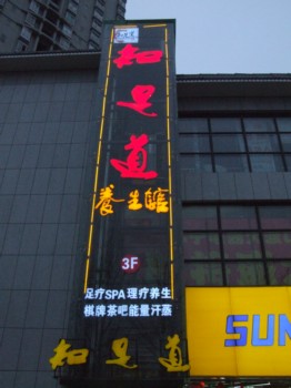 大渡口区政府到现场协调解决知足道经营环境的问题
