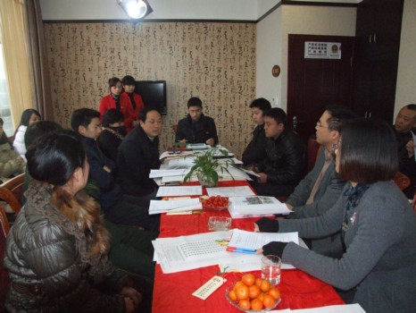 大渡口区政府到现场协调解决知足道经营环境的问题