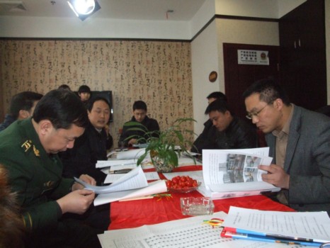 大渡口区政府到现场协调解决知足道经营环境的问题