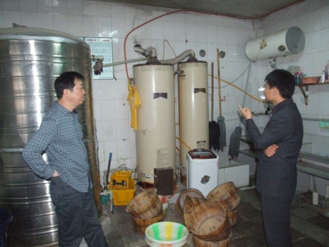 廖峻副会长在渔洞考察会员单位并走访部分同业经营者