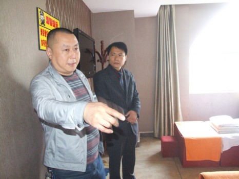 廖峻副会长在渔洞考察会员单位并走访部分同业经营者
