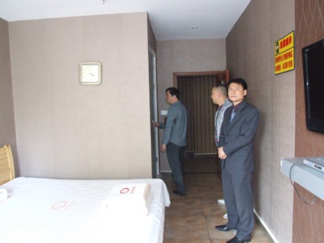 廖峻副会长在渔洞考察会员单位并走访部分同业经营者