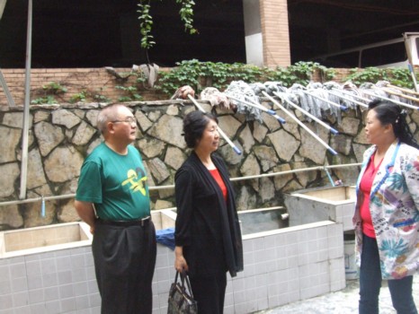 吴副会长走访红宝石足浴保健店
