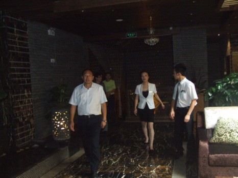 市商委黄伟副主任考察足浴保健店主题活动推进情况