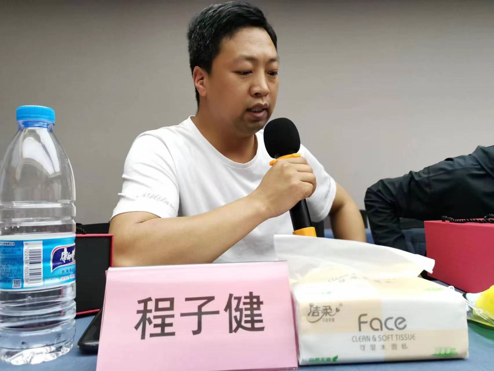 组织“学习全国两会精神”专题党课
