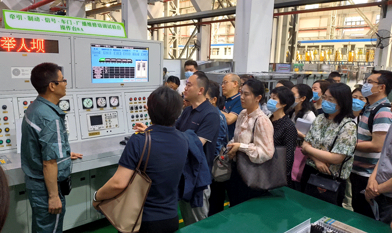 协会参加重庆市财贸轻纺工会组织的职工之家暨劳模和工匠人才创新工作室现场观摩交流学习活动