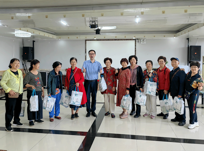 关爱老同志|执行秘书长李磊前往铁山坪 集中慰问市商务委退休干部职工